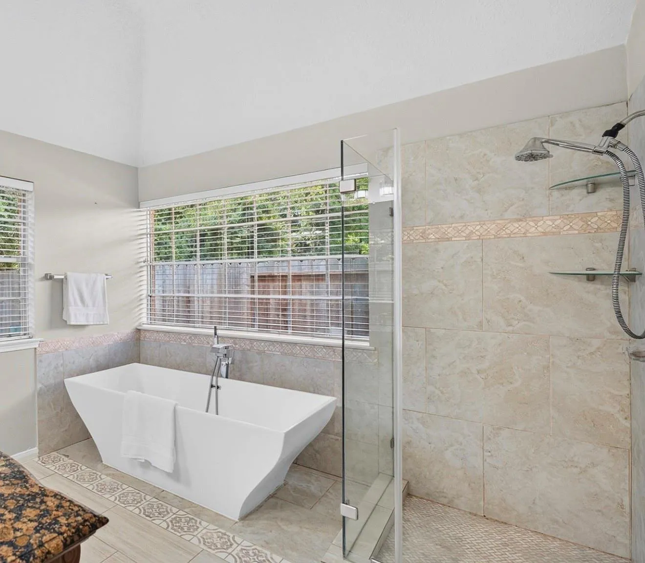 4 bed, 2.0 bath, 1940 sqft, $2,700 — Photo 1