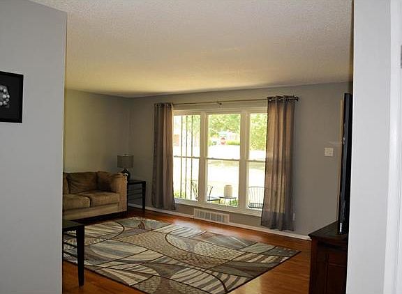 3rd image of 2536 Wembley Dr
