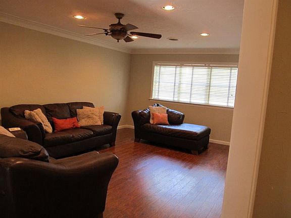 3rd image of 855 Iris Ln