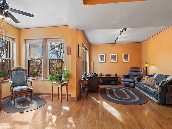 2nd image of 5038 N Winthrop Ave APT 3