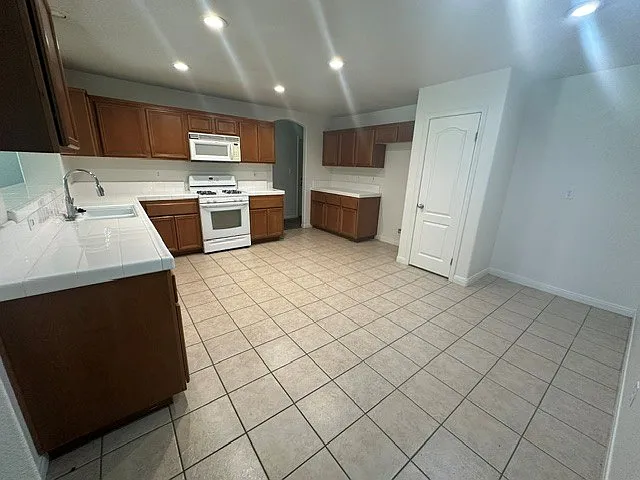 4 bed, 1875 sqft, $2,450 — Photo 2