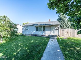 2406 9th Ave N, Grand Forks, ND 58203