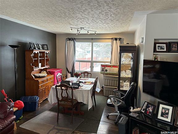 5th image of 2333 Clarence Ave S
