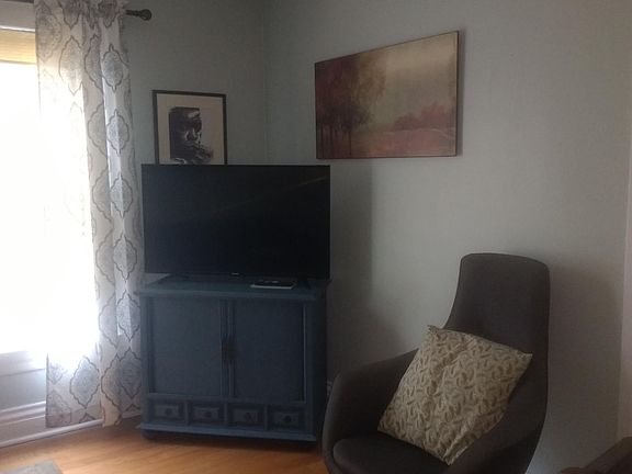 TV with cable and wifi