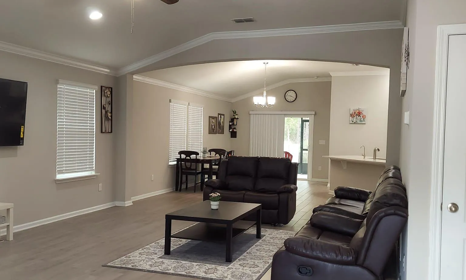 388 Glasgow Dr — Photo 4