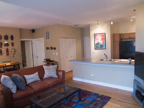 2922 N River Walk Dr, Chicago, IL 60618