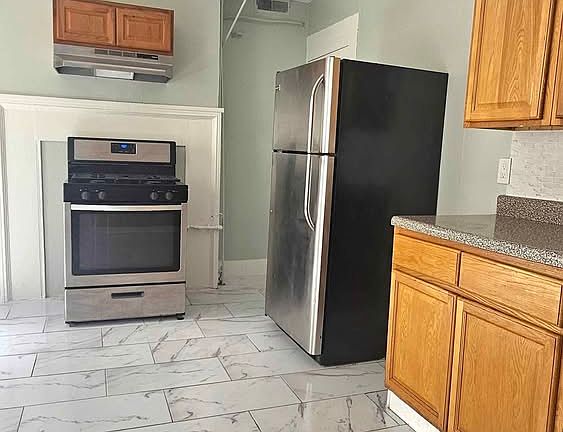 2nd image of 611 Elm St Fl 2