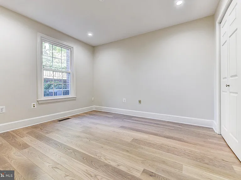 3221 Sutton Pl NW #C — Photo 5