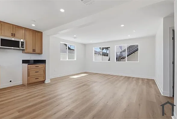 3 bed, 1100 sqft, $3,668 — Photo 4