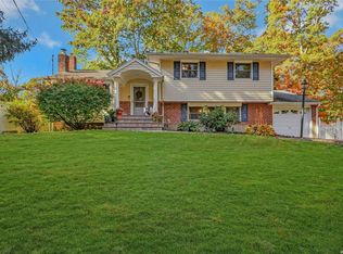 1 Pinewood Dr, Huntington, NY 11743