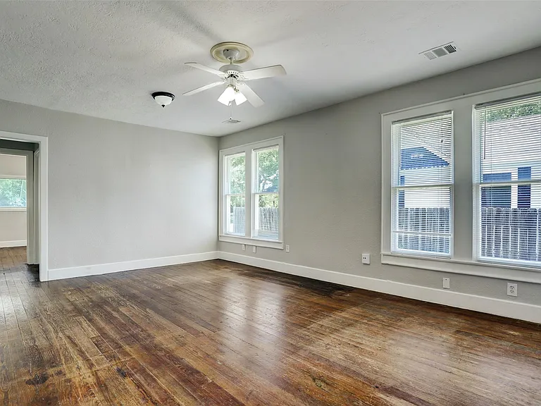 523 E Mulberry St — Photo 11
