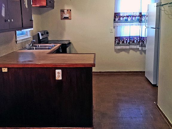 4th image of 1047 Desoto St