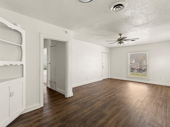 5th image of 2712 Lyle Ave