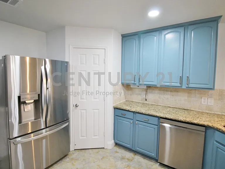 928 Oakcrest Dr — Photo 12