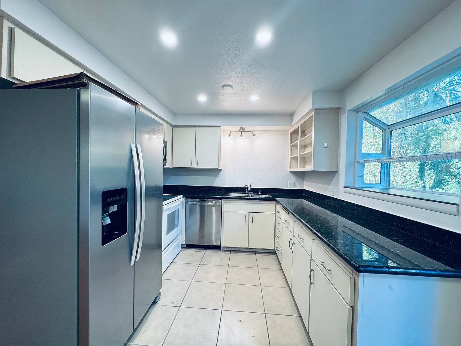 3 bed, 1200 sqft, $2,700 — Photo 2