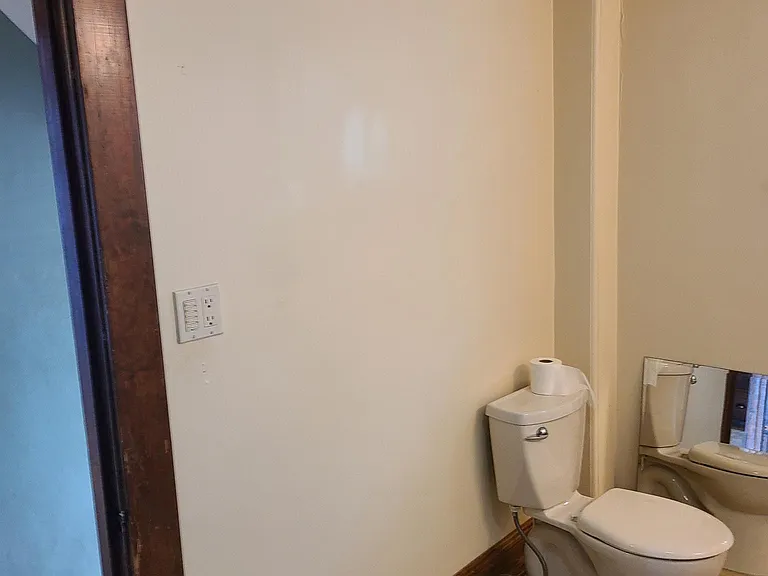 Large bathroom on 2nd floor