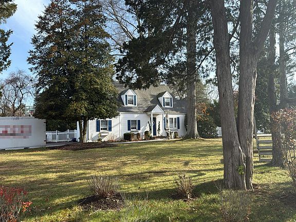 3rd image of 172 W Neck Rd