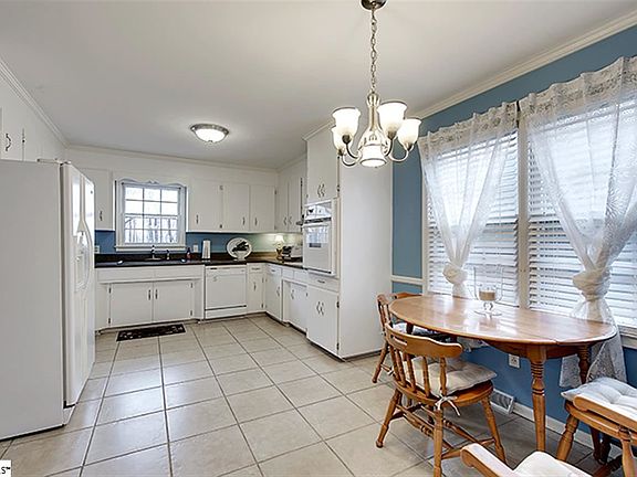 5th image of 119 E Woodburn Dr