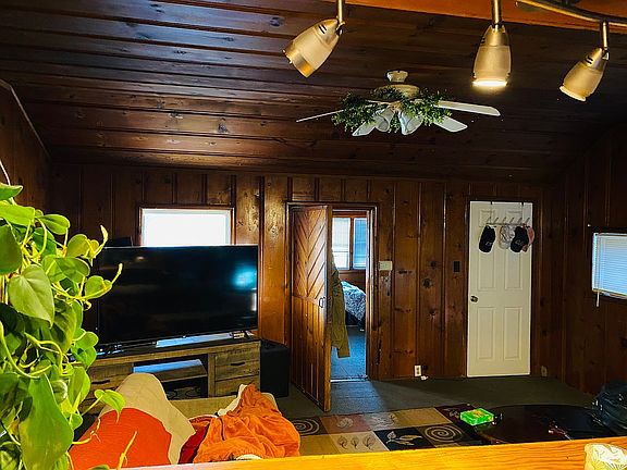 4th image of 23055 Hemlock Ln