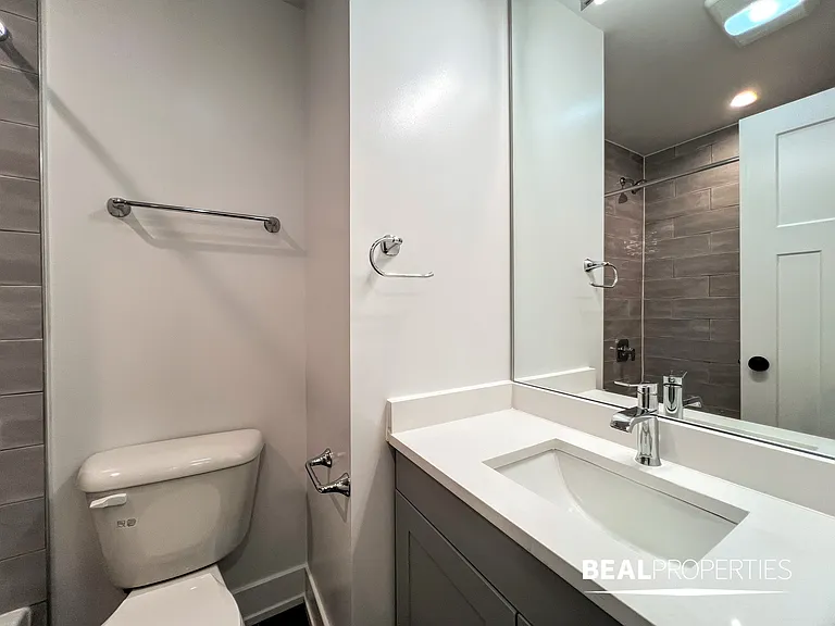 452 W Oakdale — Photo 23