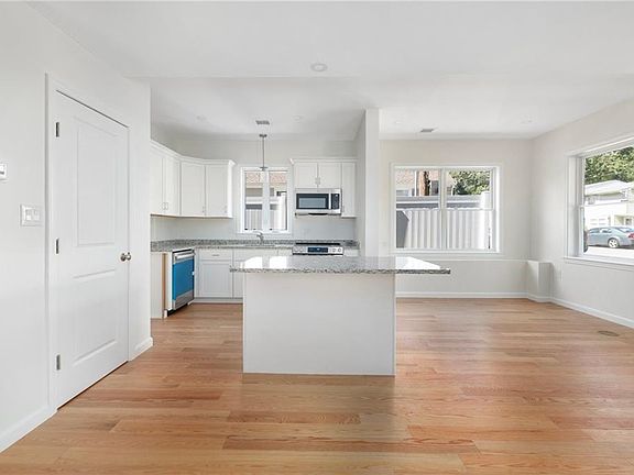 4th image of 18 Wentworth St