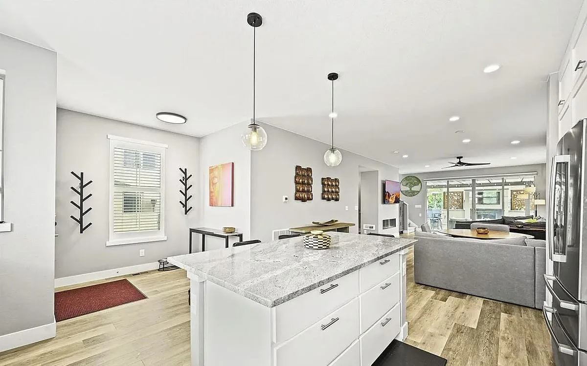 4 bed, 3.5 bath, 2722 sqft, $4,000 — Photo 3