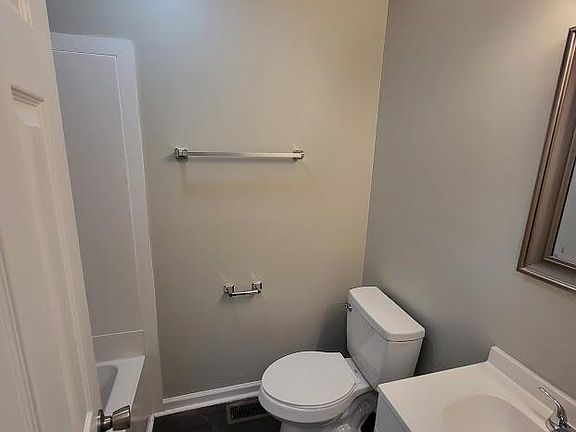 5th image of 823 Brake St