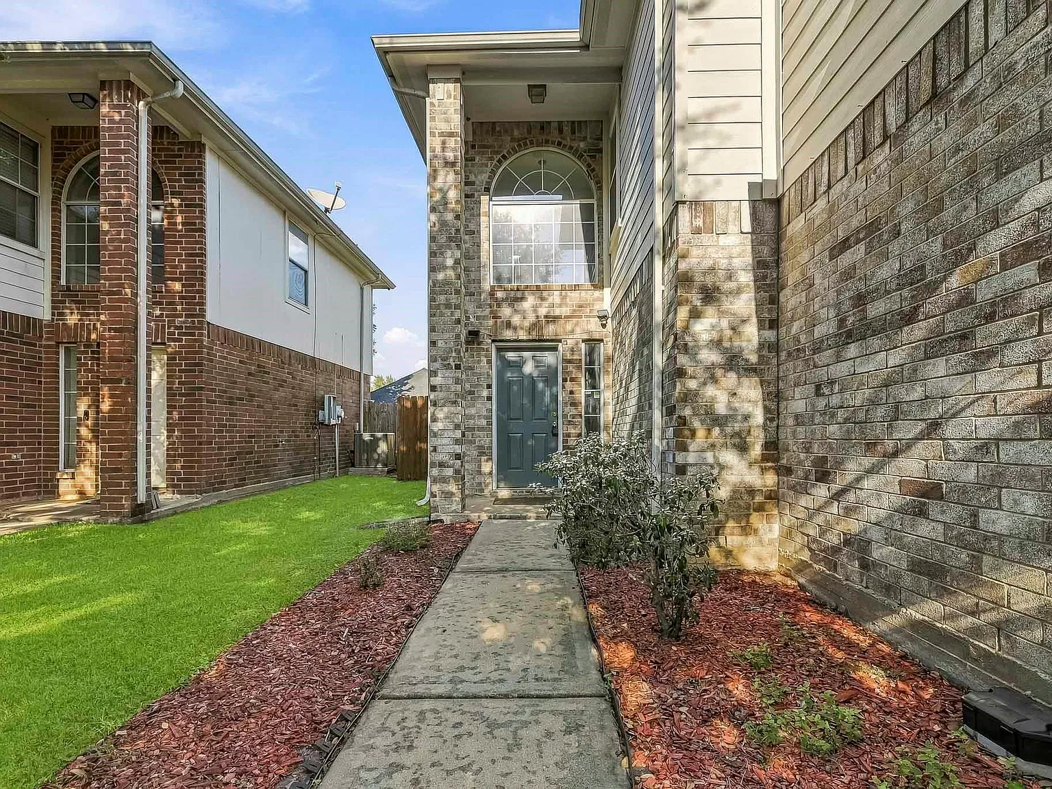 4 bed, 2.5 bath, 1996 sqft, $2,100 — Photo 3
