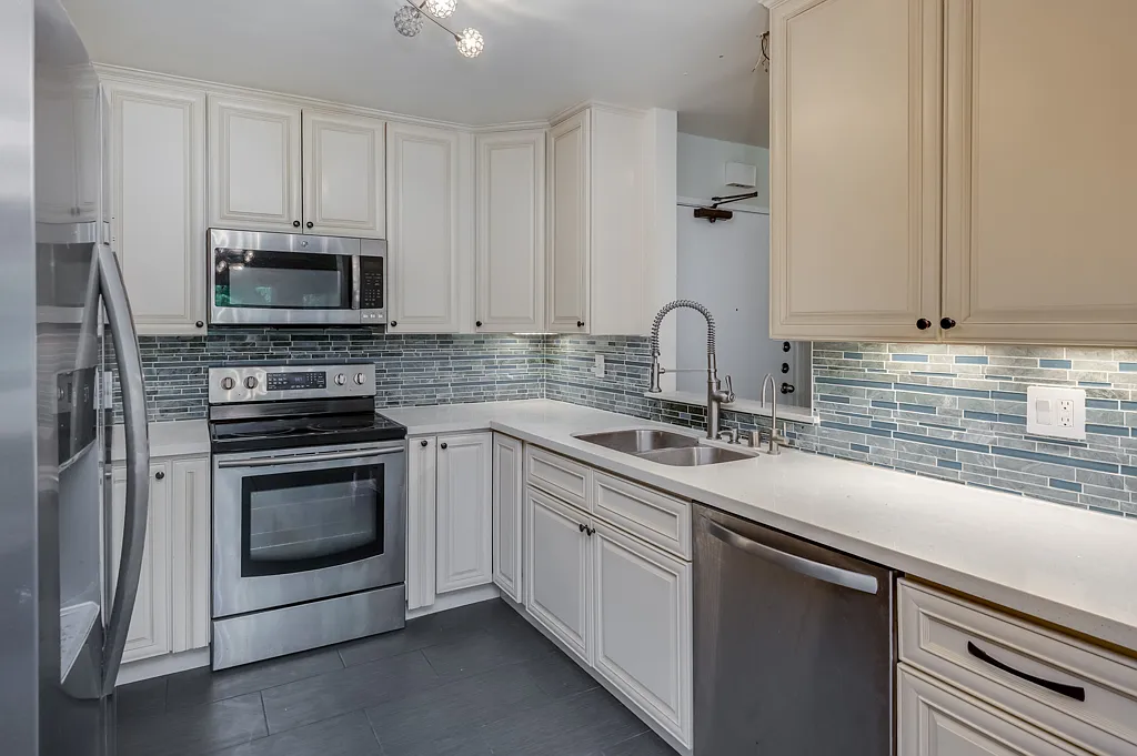 3 bed, 1352 sqft, $3,200 — Photo 3