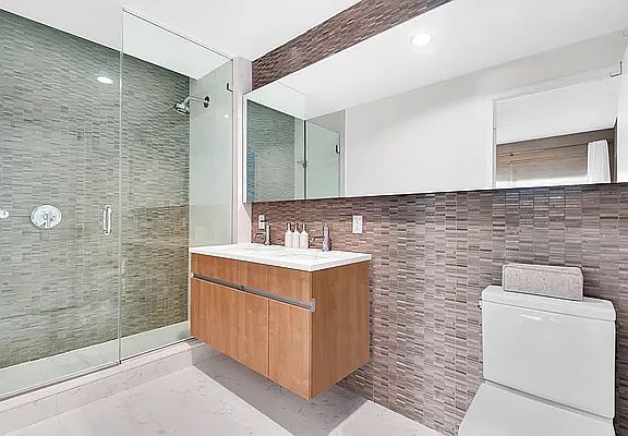 4th image of 1125 45th Ave APT 4B