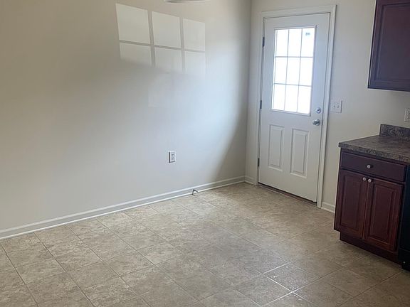 4th image of 46 Emerson Ln