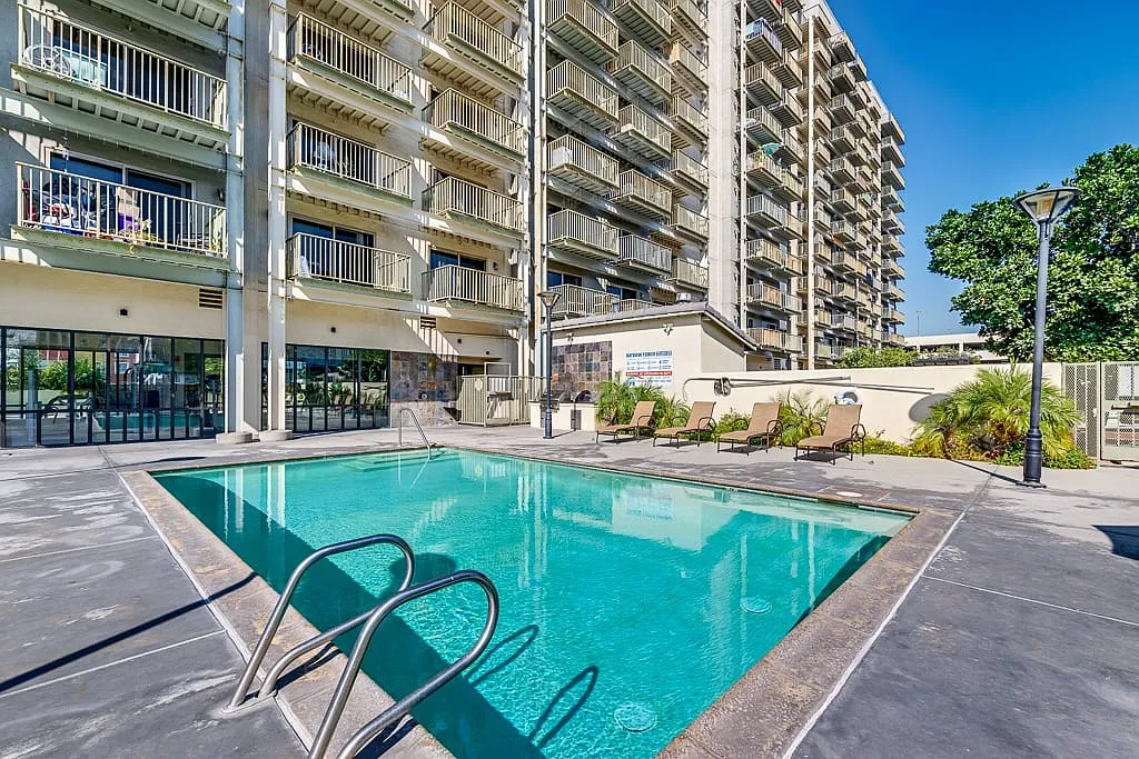 Bayview Tower Condominiums — Photo 4