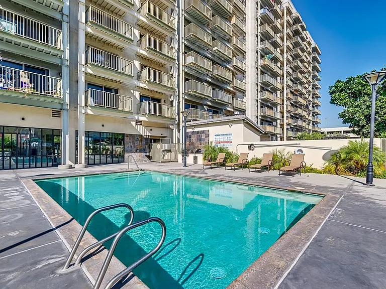 Bayview Tower Condominiums — Photo 4
