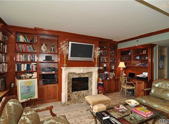 5th image of 100 Hilton Ave Unit 518