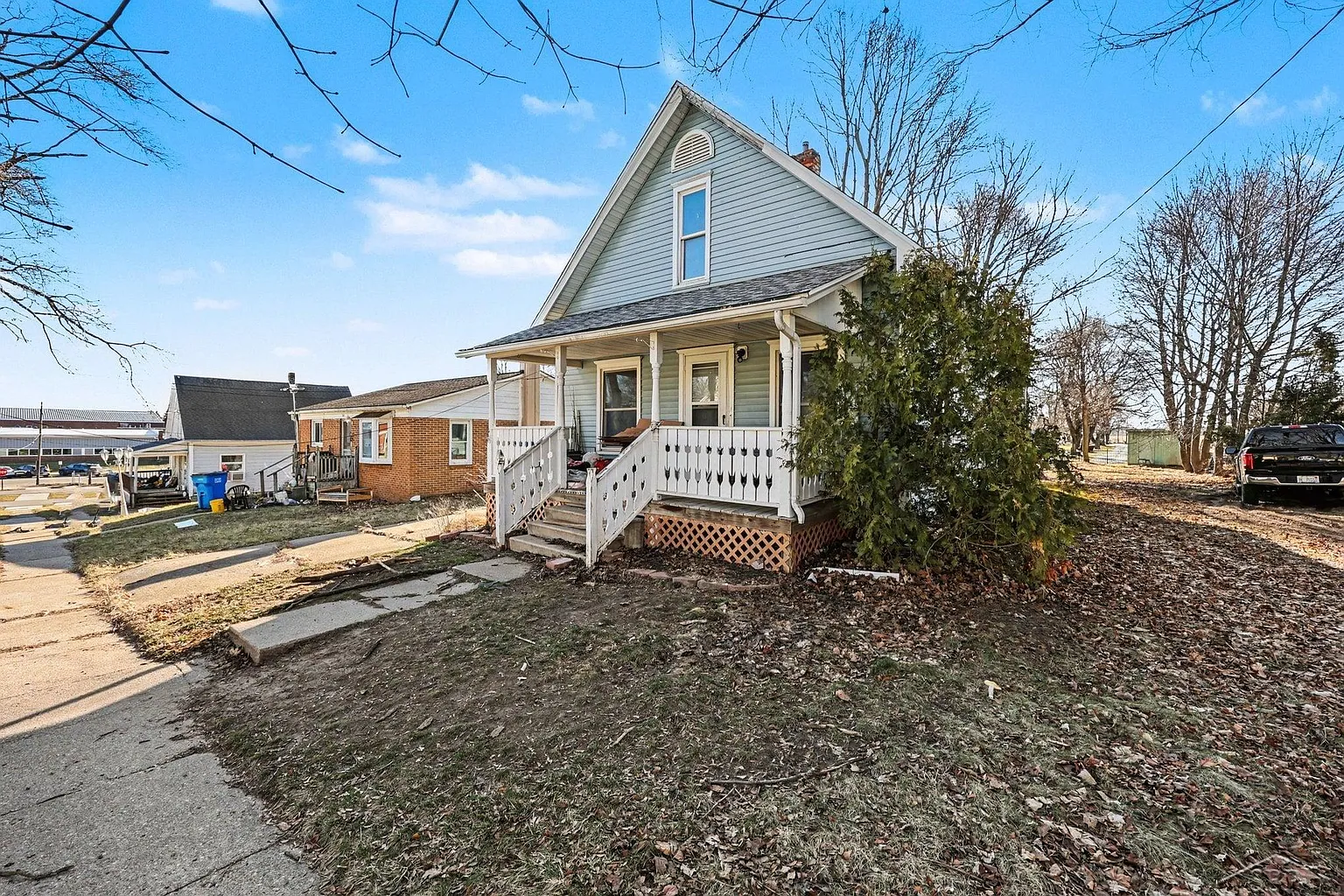 272 S Maple St photo 1