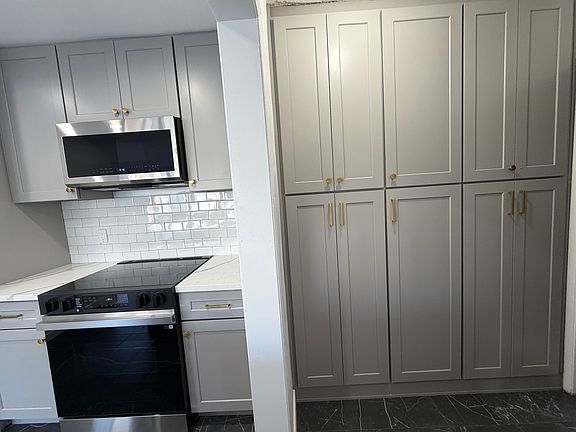 2nd image of 1926 N Vista Del Mar Ave APT 1