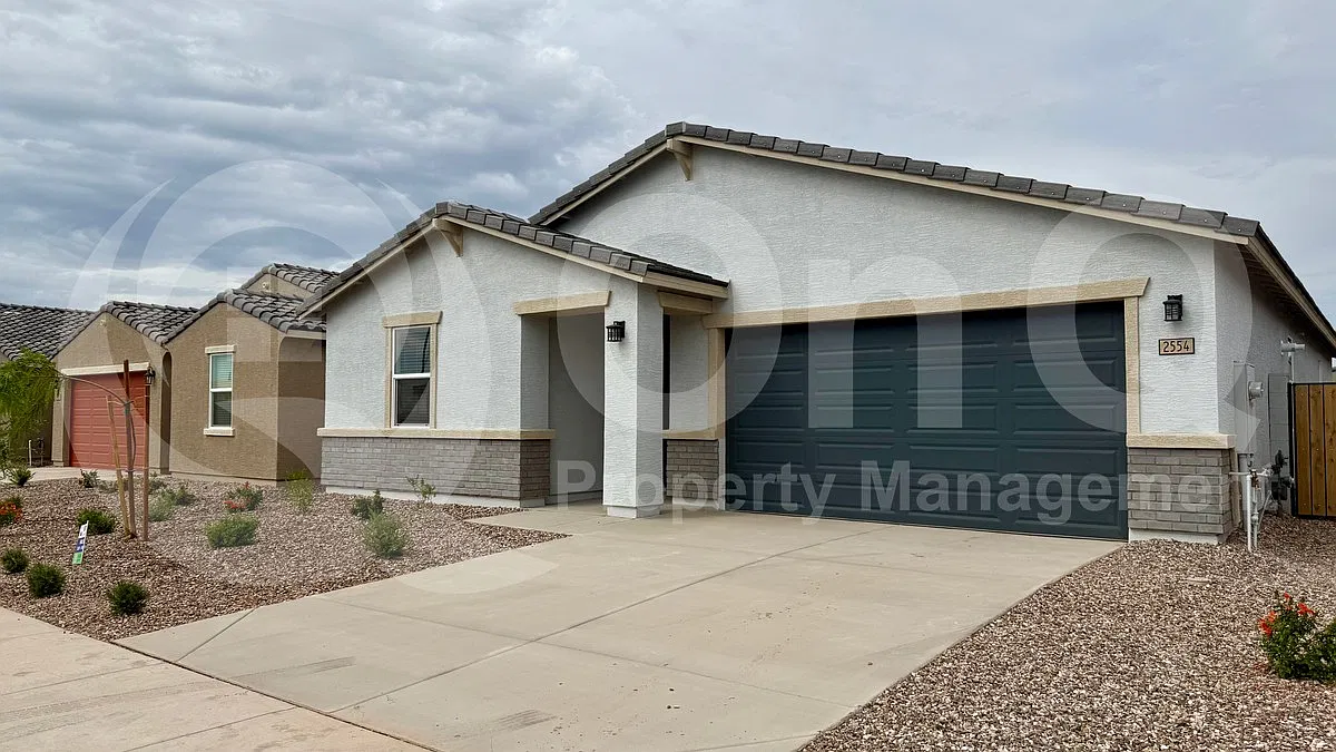 4 bed, 2.5 bath, 2014 sqft, $2,100 — Photo 2
