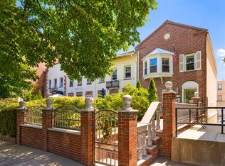 3039 36th St, Astoria, NY 11103