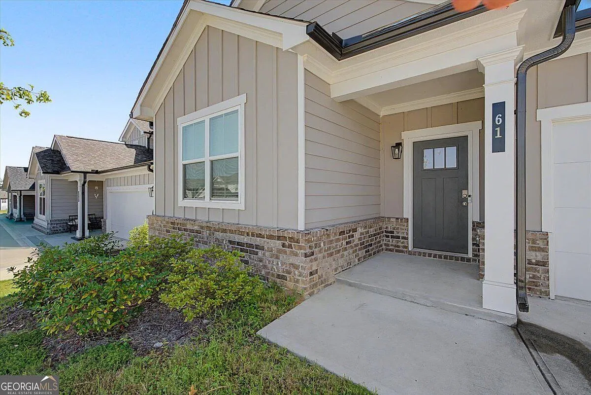 5 bed, 4.0 bath, 2615 sqft, $2,350 — Photo 2