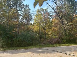 983 Thomas Trl, Waupaca, WI 54981