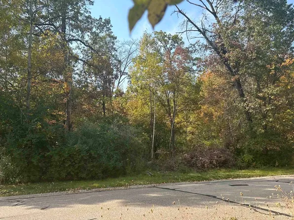 983 Thomas Trl, Waupaca, WI 54981