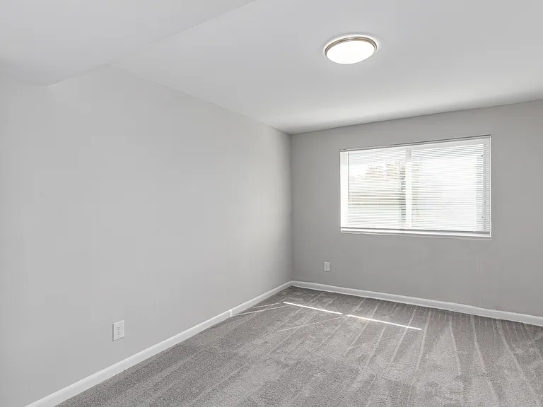 Regency Court Apartments — Photo 13