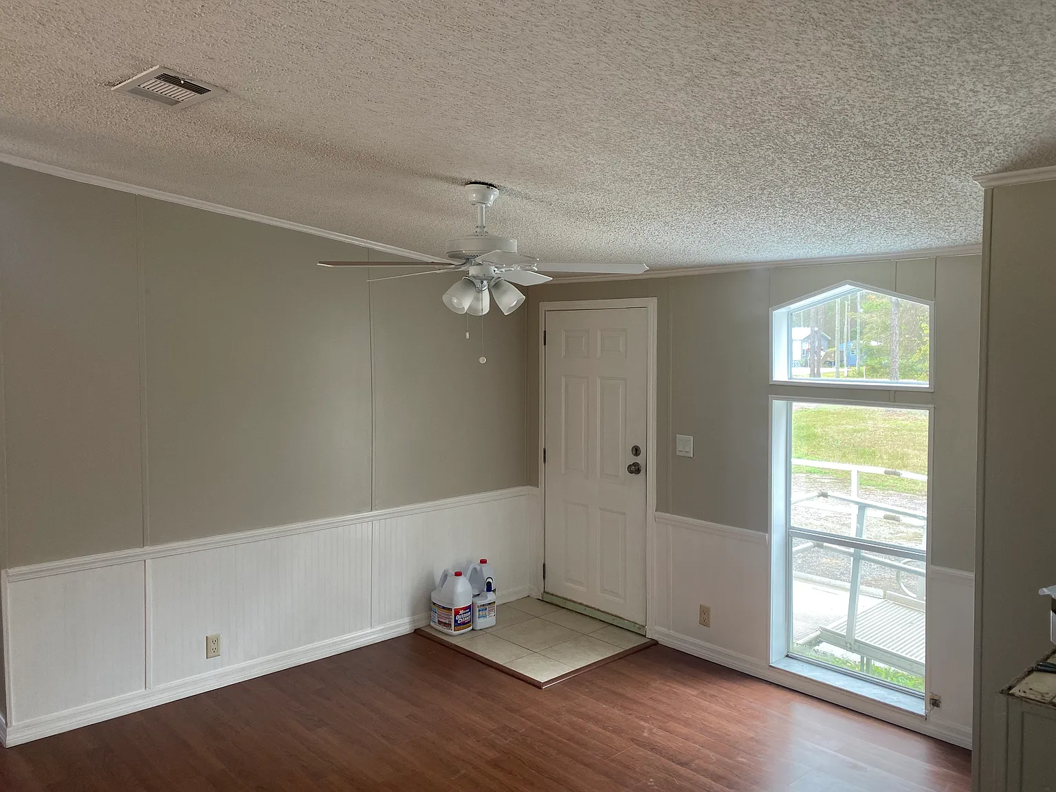 3 bed, 1296 sqft, $2,150 — Photo 2