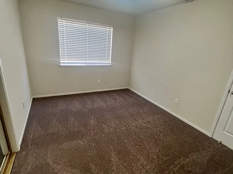 561 Amanda Ct — Photo 14