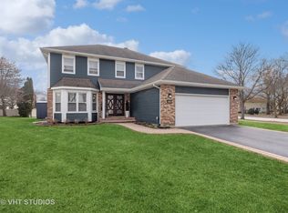 1609 E Canterbury Dr, Arlington Heights, IL 60004