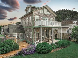 289 W 2nd St, Yachats, OR 97498