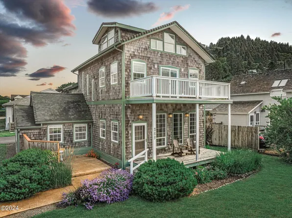289 W 2nd St, Yachats, OR 97498