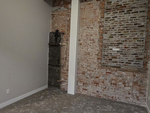 3rd image of 218 N Locust St #205
