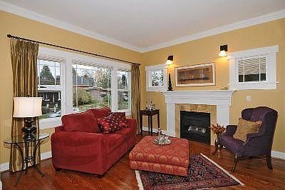 Living roo.m with gas fireplace