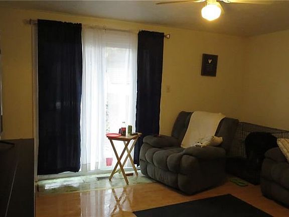 5th image of 851 Blackberry St